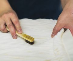 手仕事で汚れを落とす